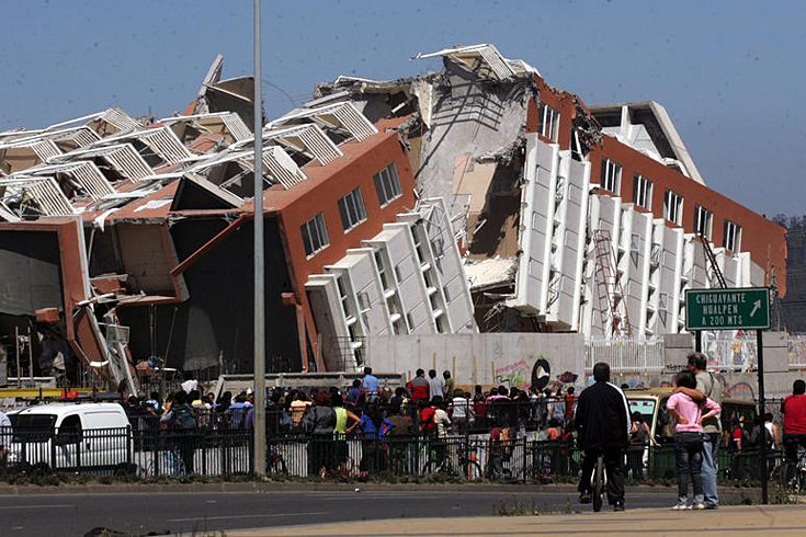 Concepci�n: bloque de viviendas ca�do y rompido
                  [12]