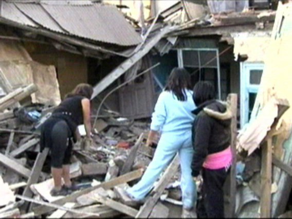 Santiago,
                  peque�as casitas destruidas por el terremoto en Chile
                  del 27/2/2010 [27]