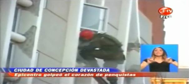 Concepci�n, bloque de viviendas ca�do y rompido,
                  la entrada por una ventana [48]