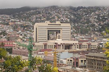 Der Nationalkongress
                ("Congreso Nacional") von Chile in Valparaiso
                seit 1990, und dar�ber der vorherrschende Hochnebel
                [11]