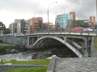 Allerheiligen-Br�cke (puente Todos Santos) in
                  Cuenca �ber den Fluss Tomebamba