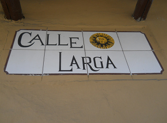 Strassenschild der Calle Larga (Langstrasse) in
                  Cuenca (Ecuador)