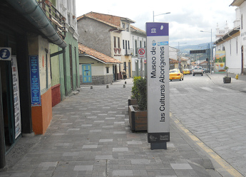 Die Markierung
              f�r das Ureinwohnermuseum (Museo de los Abor�genes) an der
              Langstrasse (Calle Larga) in Cuenca in Ecuador