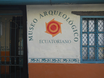 Das Ureinwohnermuseum (Arch�ologiemuseum) von
                  Cuenca in Ecuador, das Logo des Museums