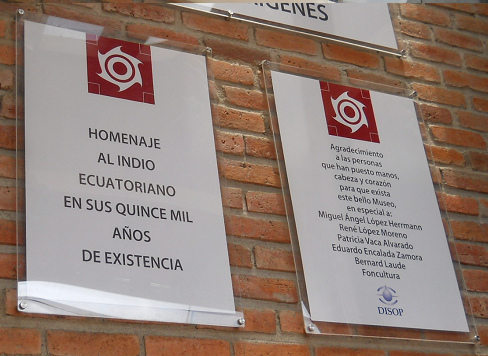 Die Widmung und Danksagung des Ureinwohnermuseums
                  (Museo de los Abor�genes) in Cuenca in Ecuador