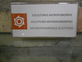 Auf dem Schild steht: "Anthropomorphe"
                  ("menschen�hnliche") Skulptur