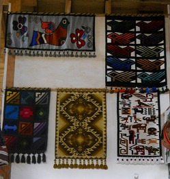 Wandteppiche von Jos�
                                        Cotacachi in der
                                        Ausstellungshalle