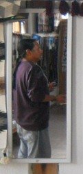 Jos� Cotacachi en el
                                          espejo en la sala