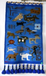 Tejido con un calendario incaico en
                              celeste