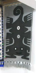 Tejido en tonos de gris con un animal
                            fabuloso
