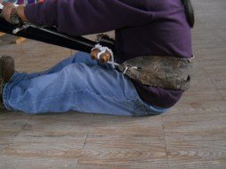 Jos� tejiendo con el telar para tejer
                            en el piso 03