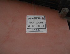 Das Strassenschilde der Atahualpa-Strasse
                          (calle Atahualpa, in Ketschua: �an Atahualpa)