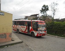 Ein
                          �ffentlicher Bus in Peguche