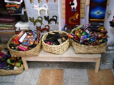 Tisch mit Geldbeuteln, Federm�ppchen und
                        Handyt�schchen
