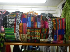 Nahaufnahme eine vielfarbigen Reisetasche