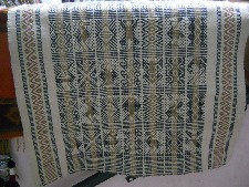 Ein wunderbarer Stoff mit Designs mit
                            V�geln, Figuren (Ausserirdische?) und
                            Fischen