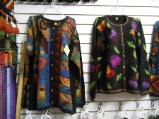 Damenjacken mit grafischen Designs
                              und Blumen 02