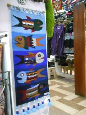Ein Wandbehang bei der Treppe mit
                              farbigen Fischen