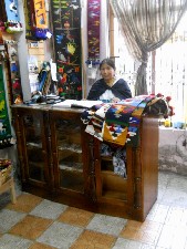 Die Vitrine mit der Verk�uferin