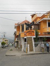La entrada de la tienda "Condor" con una
              estatua de un Condor encima