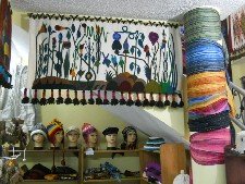 Gorros y un tejido mostrando plantas