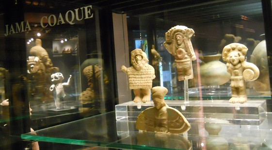 Kultur Jama Coaque (Ecuador) Vitrine
                  1 mit ausserirdischen G�tter-Astronauten der Vorzeit
                  in Raumanz�gen