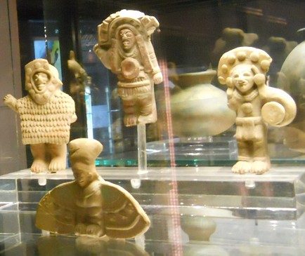 Kultur Jama Coaque
                  (Ecuador) Vitrine 1 mit ausserirdischen
                  G�tter-Astronauten der Vorzeit in Raumanz�gen -
                  Nahaufnahme