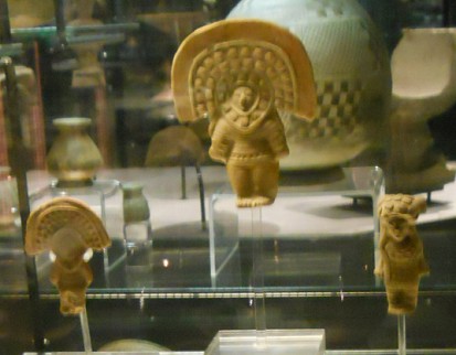 Culture
                  of Jama Coaque (Ecuador), showcase 2 with 3
                  extraterrestrial astronaut gods