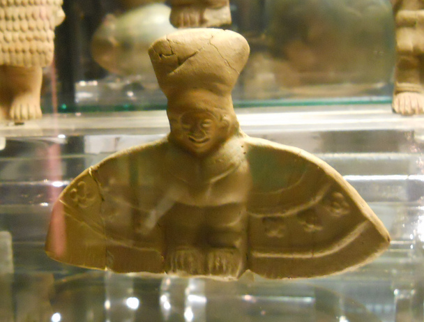 Ein gefl�gelter Gott im
              Arch�ologischen Museum (im Centro de Cultura) in Quito