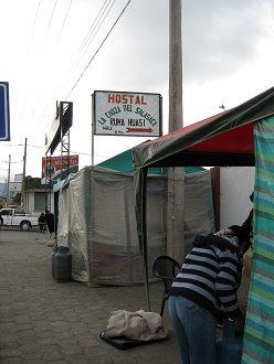 Wegweiser zum Hostal "Runa
                          Huasi" (runa=Mensch, huasi=Haus; also:
                          "Menschenhaus")