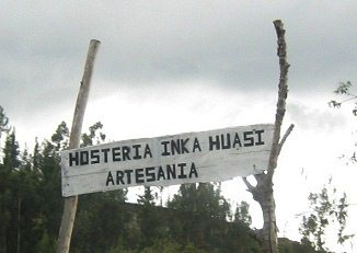Das Schild "Hoster�a Inka
                                    Huasi Artesan�a", Nahaufnahme