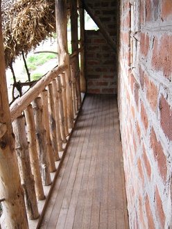 Korridor mit Holzgel�nder
