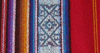 Tischdeckenmuster-Detail,
                                  geometrisches Energiemuster in Blau