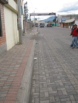 Betonsteintrottoir, Betonsteinstrasse und
                          Wegweiser