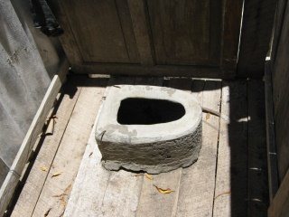 WC-Grube mit modelliertem Sitz