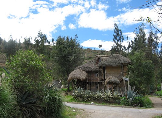 Das G�stehaus "Inkahaus"
                          ("Inka Huasi") kommt in Sicht