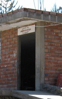 Die Schule "Katitawa", das
                          T�rschild beim Hauptgeb�ude