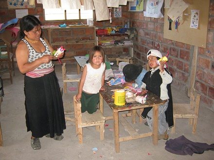 Katitawa-Schule, Kinder basteln im
                          Bastelraum