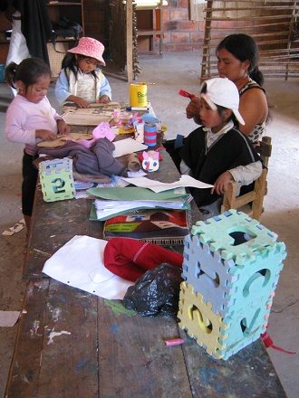 Kinder basteln und spielen