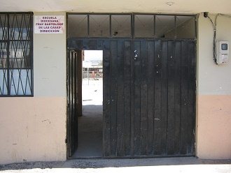 Der Eingang der Schule "Fray" am
              Dorfplatz