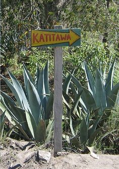 Wegweiser zur Schule
                  "Katitawa", Nahaufnahme