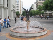 Zentrum von
                            Guayaquil, segnende Engelsfigur mit
                            Bew�sserung