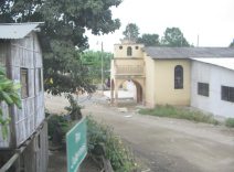 Panamericana in S�d-Ecuador zwischen Huaquillas und
              Guayaquil, Dorfbild mit Kirche ohne Strassenbelag