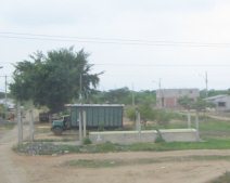 Panamericana en Ecuador del Sur entre
                          Huaquillas y Guayaquil, pueblo sin pavimento
                          de calle