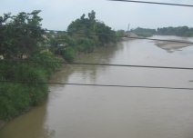 Panamericana en Ecuador del Sur entre
                          Huaquillas y Guayaquil, traves�a de un r�o
                          (03)