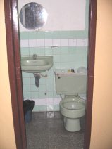 Hostal Berlin, WC, Waschbecken
                                    und Spiegel