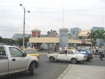 Guayaquil, el centro
                                      comercial "Policentro",
                                      rev�s 01