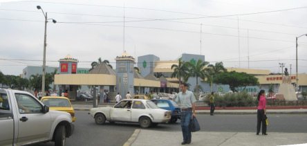 Guayaquil, das Einkaufszentrum
                                    "Policentro", R�ckseite
                                    Panoramafoto
