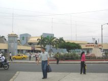 Guayaquil, das Einkaufszentrum
                                    "Policentro", R�ckseite
                                    02