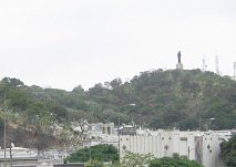 Guayaquil, vista al "Cementerio General"
                del viaducto de la Avenida Cordero